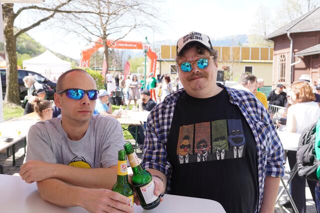 Christian Maier und Lukas Diener griffen zum kühlen Bier.