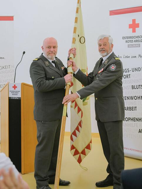 Fahnenübergabe an neuen Bezirksrettungskommandanten Thomas Huber (links) | Foto: Rotes Kreuz Salzburg