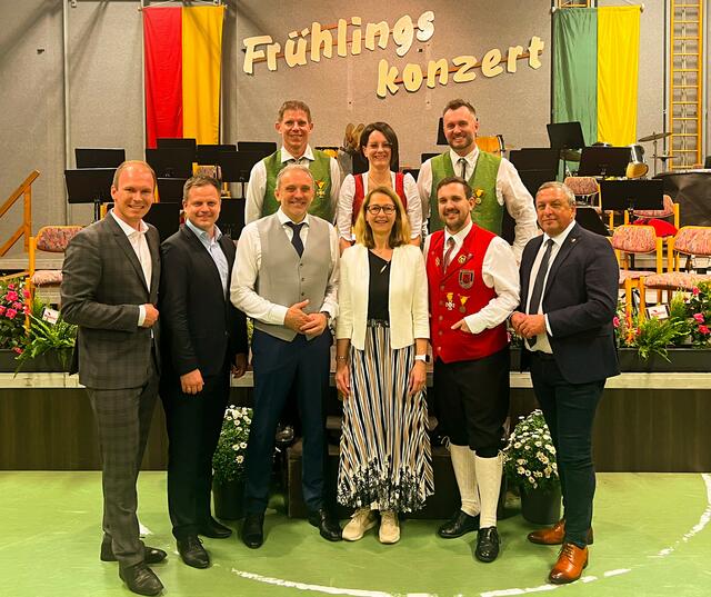 Obmann Martin Wolf (hinten rechts) mit den Ehrengästen: Fabio Halb, Philipp Kohl, Manfred Skerlak, Monika Pock, Christoph Fartek, Helmut Sampt (vorne von links), Martin Preininger, Stefanie Klein (hinten von links). | Foto: Musikverein Neuhaus