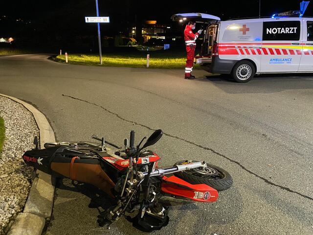 Am Sonntagnachmittag kam es in Absam zu einem Verkehrsunfall zwischen einem Moped und einem Pkw. Der 15-jährige Mopedfahrer wurde dabei schwer verletzt. | Foto: ZOOM.TIROL (Symbolbild)