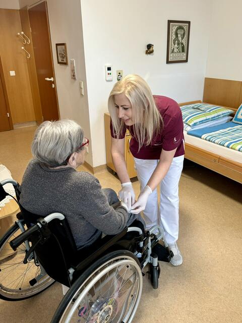 Sandra Fesel, Leiterin des Betreuungs- und Pflegedienstes FraDomo Vöcklabruck beim Verbandwechsel einer Bewohnerin | Foto: FraDomo