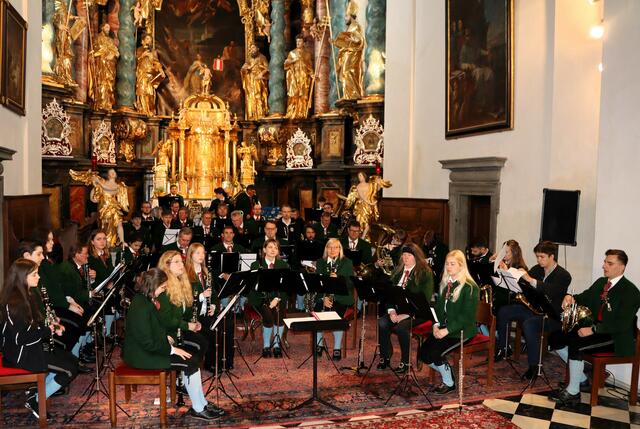 Der Musik in seiner vollen Breite vor dem Hochaltar | Foto: Susanne Veronik
