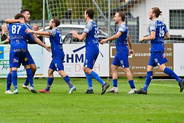 Die große Frage: "Wird Dellach-Kapitän Maximilian Wastian (4. v. r) und sein Team auch im Derby jubeln können".  | Foto: Dellach/KK