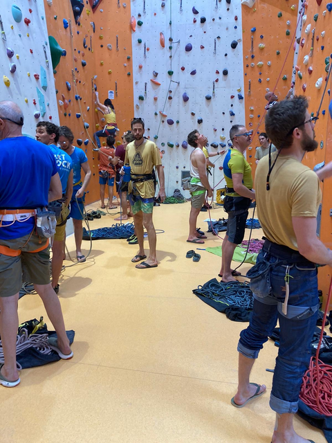 Die Kletterhalle in der Gemeinde Aschau war bestens gefüllt.  | Foto: privat