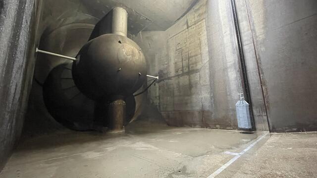 20 Meter unter dem Wasserspiegel wird der hintere Teil des Generators und der trockengelegte Raum besichtigt und Arbeiten durchgeführt. | Foto: Kathrin Klemm/RMW