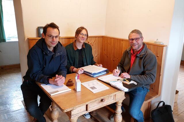 Laura Laban (Mitte) und Michael Schoosleitner (links) vertrauen auf die Energieberatung Salzburg. Hier im Bild mit Berater Kurt Baumgartner beim gemeinsamen Termin in Faistenau. | Foto: Land Salzburg/Alexander Paier
