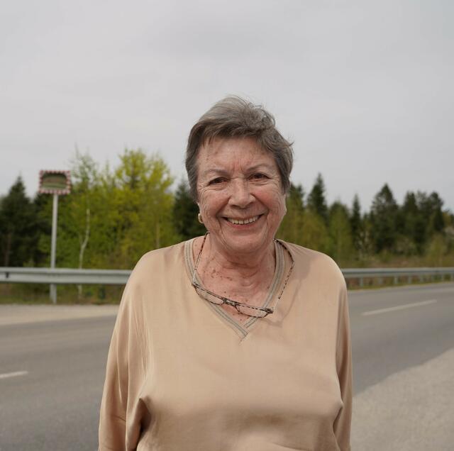„Der Straße entlang kann man sich notfalls ins Gebüsch  schmeißen, aber auf der Brücke hat man keine Chance“, so Rosi Demmer aus der Bozener Siedlung.  | Foto: Evi Leutgeb