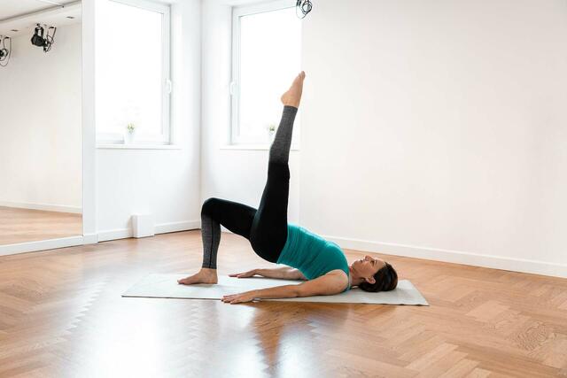 Bewegungsrevoluzzerin Gabriele Ruthofer, diplomierte Sportwissenschafterin aus Bad Waltersdorf, gibt verschiedene Kurse. Dazu zählt auch das Faszien-Pilates, also Übungen für Rumpfstabilität und Beweglichkeit.  | Foto: Ruthofer