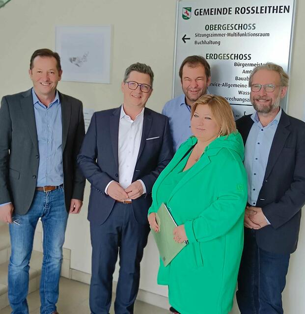 Bürgermeister Kurt Pawluk, Landesrat Michael Lindner, Vizebürgermeister Werner Radinger aus Micheldorf,  Claudia Loidl (beide BIS) und SPÖ-Bezirksstellenleiter Michael Kornek (von links)
 | Foto: SPÖ/Gem. Roßl.