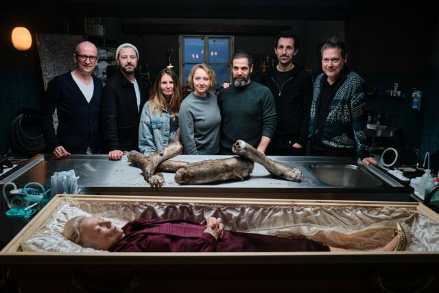 Von links: Produzent Thomas Hroch, Regisseur Daniel Prochaska, Kamerafrau Anna Hawliczek, Anna Maria Mühe, Yousef Sweid, Produzent Benito Mueller, Produzent Wolfgang Mueller. Vorne: Erika Mottl.   | Foto: ORF/Mona Film/Barry Films/Philipp Brozsek