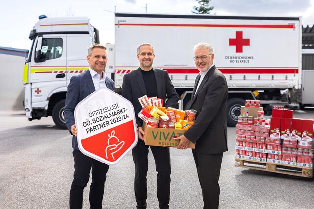 Die offizielle Spendenübergabe an den Präsidenten des OÖ. Roten Kreuzes, Walter Aichinger, durch den Vivats Vorstandsvorsitzenden Gerald Hackl, erfolgte direkt im Logistikzentrum und im Beisein von Landesrat Wolfgang Hattmannsdorfer (ÖVP). | Foto: Christian Huber