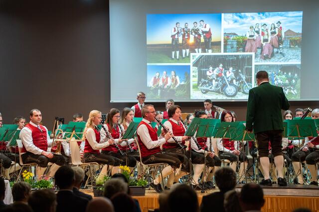 Unter der musikalischen Leitung von Kapellmeister Martin Lehner präsentierte der Verein ein vielseitiges Programm, darunter "Der Nachtschwärmer", "Avalanche" von Florian Moitzi und "Ambros – Das Leiwandste!". | Foto: Christoph Mühlböck