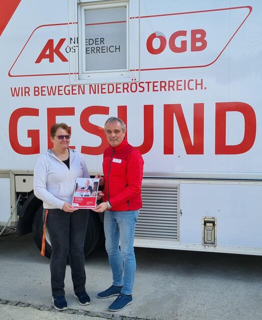 Petra Valuch (Organisatorin im Betrieb) und AK Bezirksstellenleiter Rudolf Westermayer | Foto: Rudolf Westermayer / AK Niederösterreich