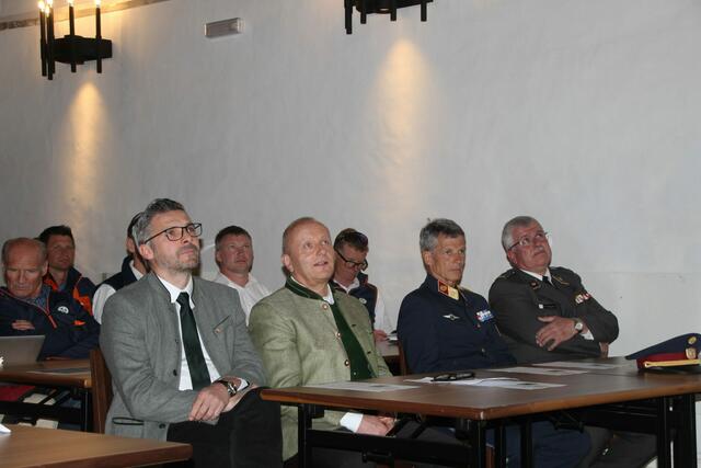 Beim anschließenden Festakt begrüßte Laireiter die Gäste aus Politik und anderen Einsatzorganisationen wie Rotes Kreuz, Bezirkshauptmannschaft, Polizei, Wasserrettung und Freiwillige Feuerwehr.