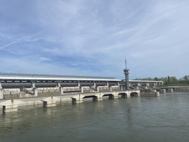 1998 wird im Kraftwerk Freudenau Strom mittels Wasserkraft erzeugt. Bei einer vorangegangen Bürgerbefragung sprachen sich 73 Prozent der Wienerinnen und Wiener für die Errichtung des Kraftwerks aus.  | Foto: Kathrin Klemm/RMW