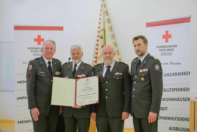 Voithofer wird zum Ehrenkommandanten ernannt 
v.l.: Dr. Werner Aufmesser (Präsident), Toni Voithofer (Ehrenkommandant), Thomas Huber (Bezirksrettungskommandant), Stefan Herbst (Landesrettungskommandant)  | Foto: Rotes Kreuz Salzburg
