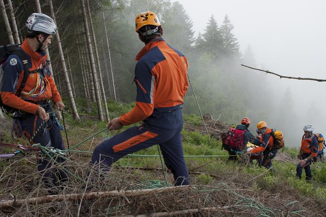 Sucheinsätze können vor allem dann herausfordernd werden, wenn die Bergretterinnen und Bergretter bei schlechtem Wetter oder in der Dunkelheit in schwieriges Gelände ausrücken müssen, weil der Rettungshubschrauber witterungsbedingt nicht fliegen kann. | Foto: Bergrettung/ Riedler
