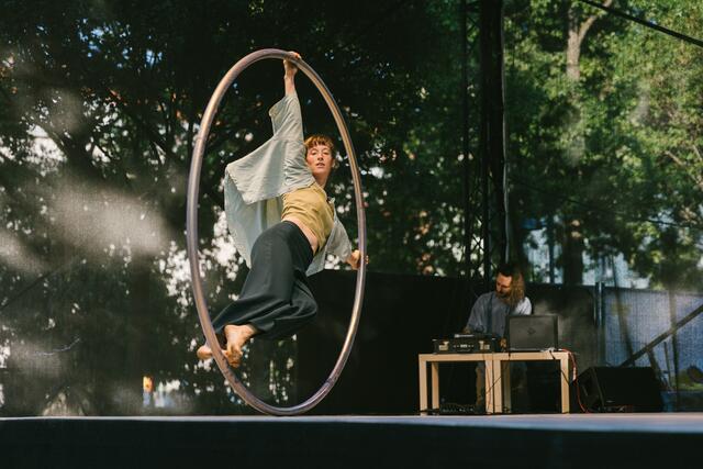 Choreografin Sandra Hanschitz mit Cyrwheel. | Foto: Niko Havranek