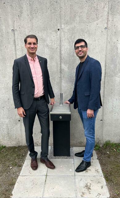 Bürgermeister Michael Riedhart und Vizebürgermeister Kayahan Kaya (v.l.) beim neuen Trinkwasserbrunnen beim Spielplatz in der Sepp-Gangl-Straße. | Foto: Wörgler Volkspartei/Wörgl Bewegen