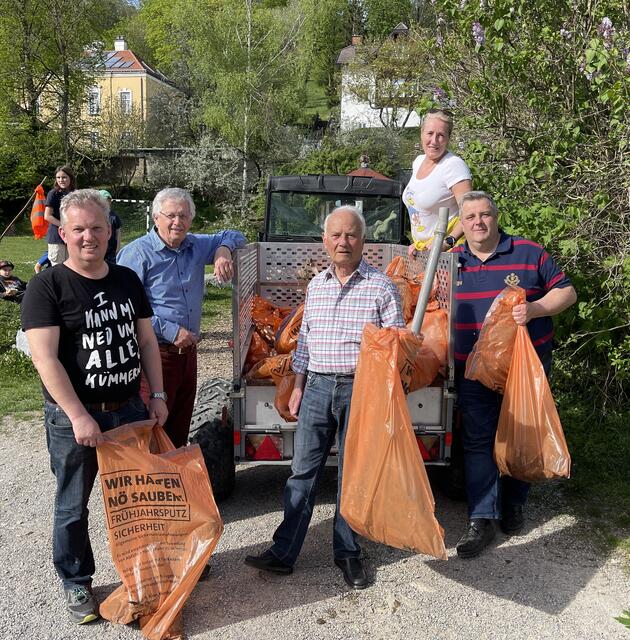 Leopold Spitzbart , Willi Eigner, VzBgm. a.D. Helmut Zuschmann, Lisa Heigl-Rajchl sowie Ortsvorsteher Martin Trat packten an. | Foto: Heigl-Rajchl