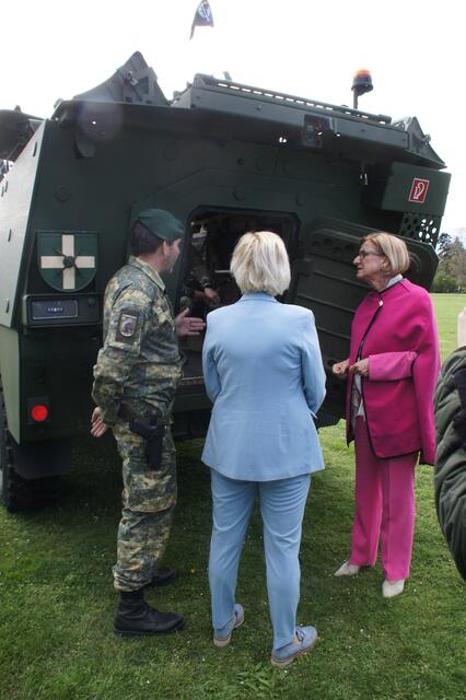 Möglichkeit zur Besichtigungen der neuen Geräte im Rahmen des Militärmusikfestivals.