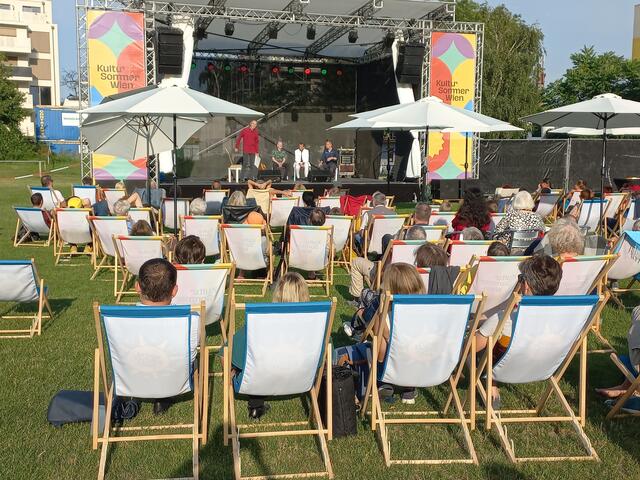 Chillen bei feinstem Wetter auf den Liegestühlen vor der Kultursommer-Bühne. | Foto: BV23