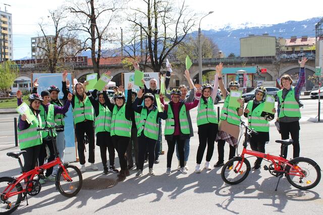  Innsbrucks Mobilitätsstadträtin Uschi Schwarzl (5. v. r.) und der städtische Radkoordinator Christian Schoder (hi., 7. v. r.) freuten sich bei der Urkundenübergabe mit den Teilnehmerinnen, die nun geschult und sicher auf zwei Rädern die Stadt erkunden können. | Foto: Klimabündnis Tirol/ M. Steger