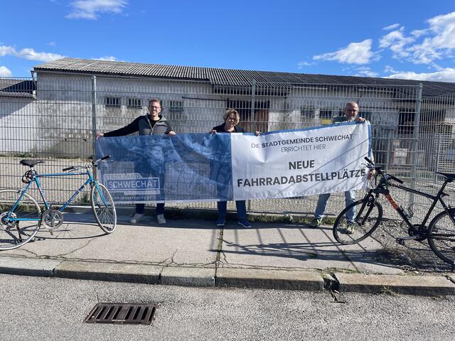 Bürgermeisterin Karin Baier gemeinsam mit den Stadträten Peter Pinka und Marco Luksch, vor dem neuen Standort am Bahnhof Kaiserebersdorf | Foto: Stadtgemeinde Schwechat