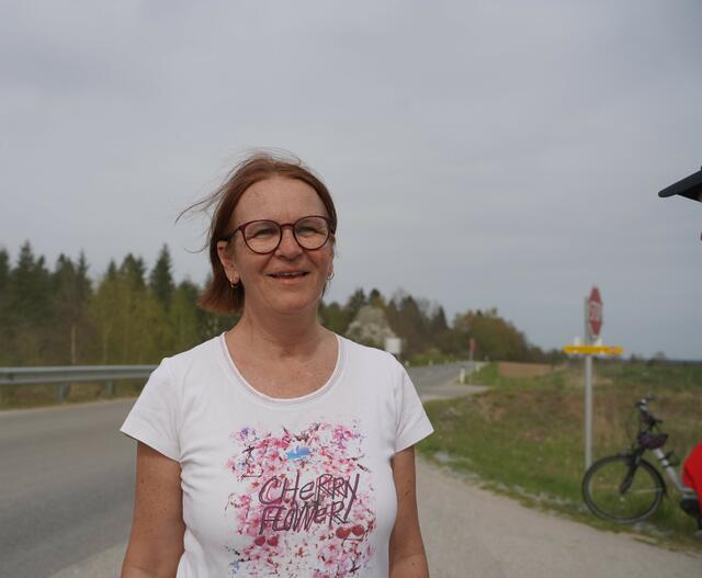 Susanne Haslinger würde gerne mit dem Rad in die Schule, in der sie unterrichtet, nach Stift Zwettl fahren: „In der Früh zur Stoßzeit mache ich das nicht. In Zeiten wie diesen, wo so viel auf Radfahrer geachtet wird, hätte das bei der Brücke beachtet werden sollen.“   | Foto: Evi Leutgeb