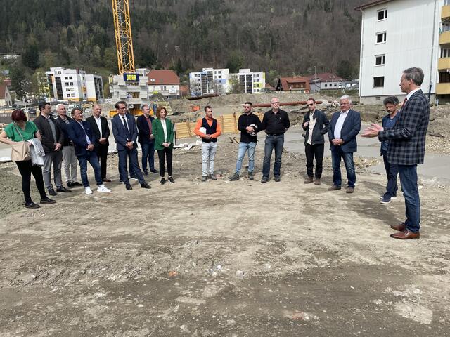 Vor dem Spatenstich gab es noch Ansprachen der anwesenden Politiker. | Foto: Kern