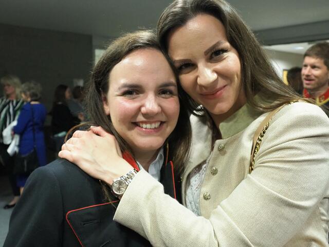 Die neue Kapellmeisterin der Stadtkapelle Grieskirchen Julia Bonelli mit ihrer Schwester Karin Bonelli