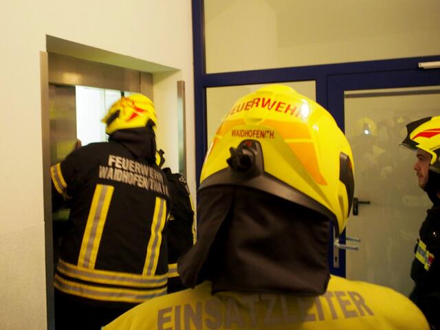 Bei der Befreiung des gefangenen Fahrgasts. | Foto: FF Waidhofen/Thaya