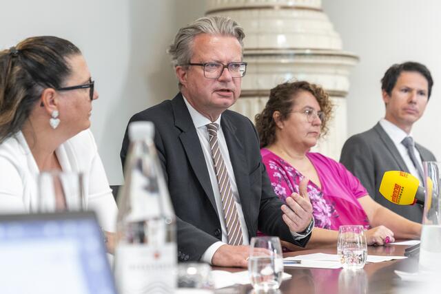 Landeshauptmann Christopher Drexler spricht sich für eine Verschärfung der Maßnahmen aus.  | Foto: Land Steiermark/Binder
