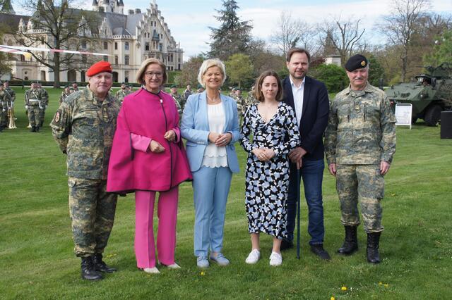 Zur Pressekonferenz vor dem Schloss Grafenegg trafen sich Heeresmusikchef Oberst Bernhard Heher, Landeshauptfrau Johanna Mikl-Leitner, Bundesministerin Klaudia Tanner, Lisa Zuckerstätter, ORF Abteilungsleiterin Humanitarian Broadcasting, Mario Thaler, Geschäftsführer Licht ins Dunkel und der NÖ Militärkommandant Oberst Michael Lippert.