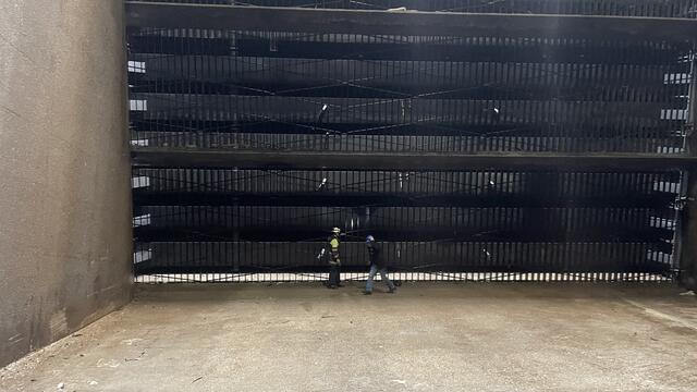 Kontrolliert wird auch das Sieb, welches das Wasser direkt von der Donau zur Turbine bringt.  | Foto: Kathrin Klemm/RMW