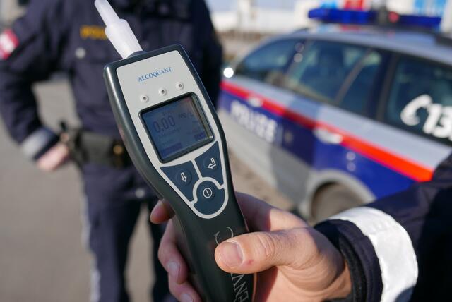 Ein durchgeführter Alkotest ergab bei dem Unfalllenker 1,94 Promille. | Foto: Symbolbild: BRS