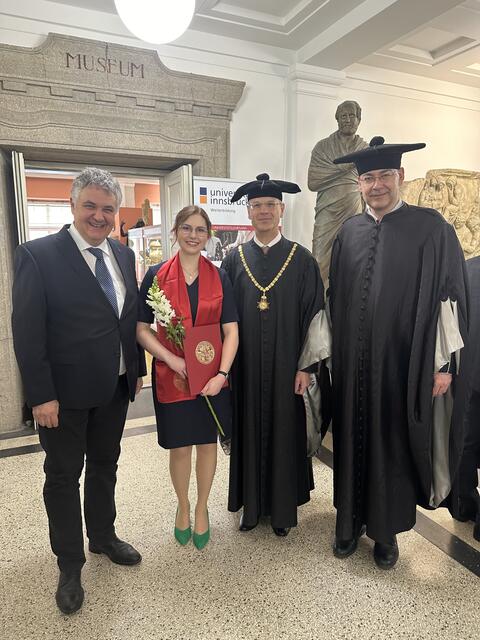 Notar Mag. Harald Oppeck, Alexandra Frank, Dekan Prof. Obwexer, Promotor Prof. Laimer  | Foto: Roland Sch.