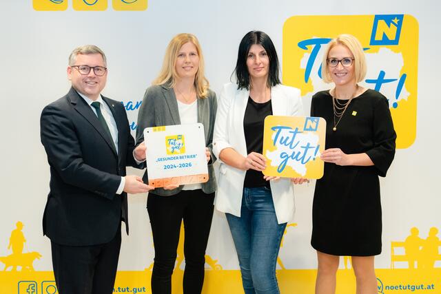 Landesrat Ludwig Schleritzko (l.) und "Tut gut!"-Geschäftsführerin Alexandra Pernsteiner-Kappl , Projektleiterin Sabine Reisenbichler und Pflegedirektorin Michaela Hahn vom Pflege- und Betreuungszentrum Scheibbs | Foto: MS-Fototeam/Martin Mathes