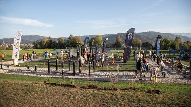Zahlreiche Besucher probierten den Workout-Park in Seewalchen bei der Eröffnung im Herbst 2023 aus. | Foto: Marktgemeinde Seewalchen