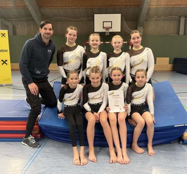 Stolz auf den 4. Rang – Sportlehrer Christian Wimmer mit den acht Mädchen: vorne: Isabella, Simone, Hannah und Ylvie. hinten: Lina, Emilia, Amelie und Julia | Foto: NÖMS Haidershofen