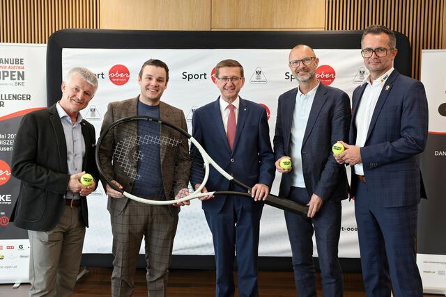 Thomas Schweda, Geschäftsführer Wirtschaft Österreichischer Tennisverband, Turnierdirektor Florian Leitgeb, Wirtschafts- und Sport-Landesrat Markus Achleitner (ÖVP), Andreas Pilsl, Sportlicher Leiter Union Mauthausen und Gerald Hotz, CSO SKE Engineering (v.l.n.r.).
| Foto: Land OÖ/Daniel Kauder