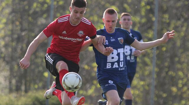 Lasbergs Michael Hackl (l.) im rassigen Duell mit Tragweins Christoph Langthaler (r.) – das Match endete 1:1. | Foto: BRS Freistadt