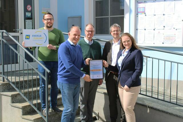 Amtsleiter Thomas Hebenstreit, Bürgermeister und NÖ-Landtagsabgeordneter Otto Auer, 100. Mitglied Friedrich Rödler, E.GON Geschäftsführer Roland Matous und Projektleiterin Kathrin Holzner | Foto: EZN