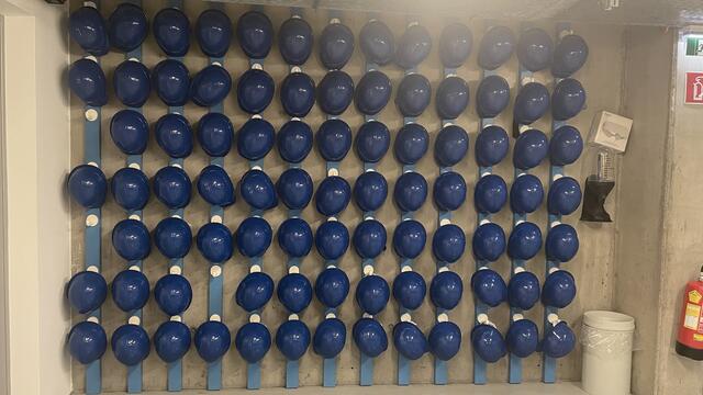 Sicherheit geht vor: Personal als auch Besuchende müssen einen Helm tragen. | Foto: Kathrin Klemm/RMW