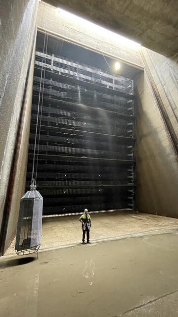20 Meter unter dem Wasserspiegel werden Wartungs- und Reparaturarbeiten an der Turbine durchgeführt. | Foto: Kathrin Klemm/RMW