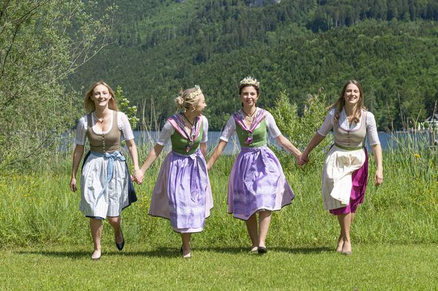 Fotoshooting der Hoheiten mit ihren Begleiterinnen | Foto: Narzissenverein