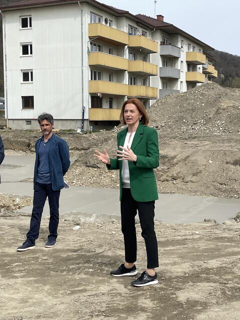 Aus der Landeshauptstadt angereist: Landesrätin Simone Schmiedtbauer. | Foto: Kern