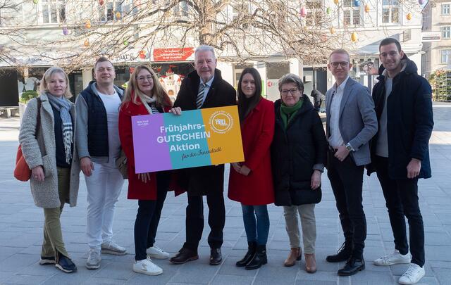 Alexander Potzmann (Stadtmarketing), Franz Oberhofer (Chair Massage), Susanne Ball (Schmuckwerkstatt), Bürgermeister Klaus Schneeberger, Ines Filipits (Thalia), Stadträtin Erika Buchinger, Thomas Freiberger (Juwelier Freiberger) und Ferdinand Scheuer (Stadtmarketing). | Foto: Stadt Wiener Neustadt/Maurer