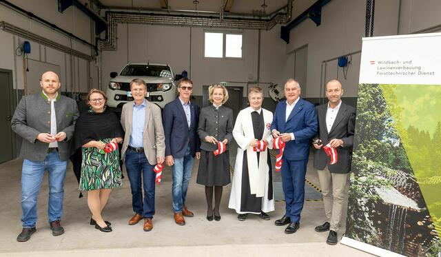 Johannes Staudigl (BML), Monika Rauhs (BH Wr. Neustadt), Christian Amberger (WLV), Franz Hatvan (Wr. Neustadt), Elfriede Moser (BML), Pater Michael, Franz Dinobl (Wr. Neustadt) und Stephan Vollsinger (WLV). | Foto: Stadt Wiener Neustadt/Weller