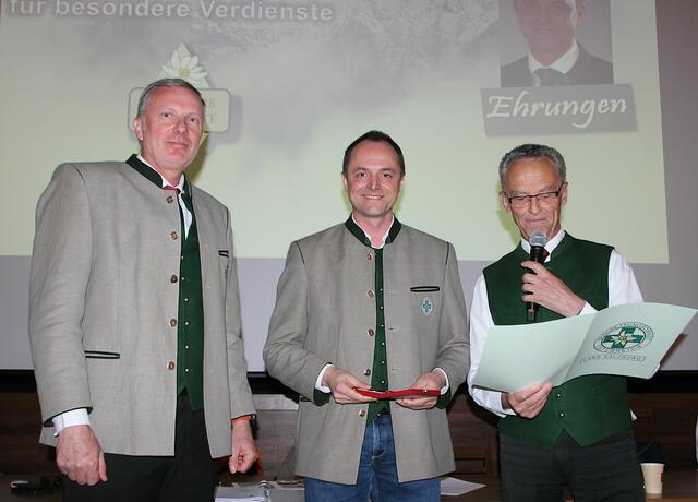 “Unter seiner Federführung wurde die neue Einsatzzentrale in Wagrain errichtet. Das ist eine Vorzeige-Einsatzzentrale im Land Salzburg“, bedankte sich Landesleiter Laireiter bei Axel Ellmer
Im Bild Landesleiter-Stellvertreter Thomas Hauer, Axel Ellmer und Landesleiter Balthasar Laireiter. | Foto: Bergrettung/ Riedler